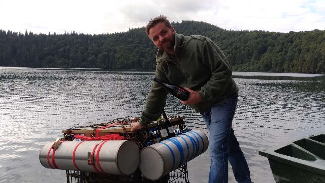 Une barrique de vin d’Auvergne immergée dans le lac Pavin